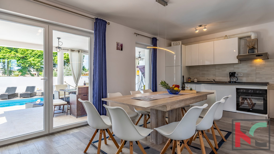 Istra&comma; Mar&ccaron;ana&comma; nova ku&cacute;a sa bazenom za odmor ili obiteljski &zcaron;ivot&comma; 4 spava&cacute;e sobe&comma; odli&ccaron;na lokacija