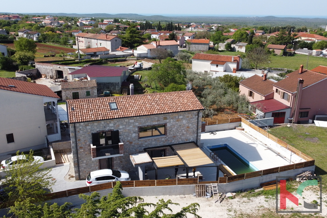 Istra, Kanfanar, autentična villa 200 m2 s bazenom i pogledom na more