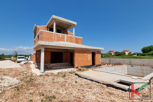 Istria, Vodnjan, Two villas under construction with swimming pools and sea views