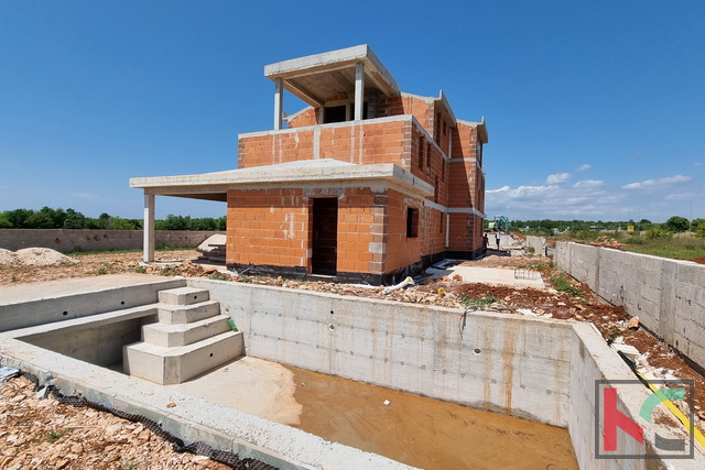 Istria, Vodnjan, Two villas under construction with swimming pools and sea views