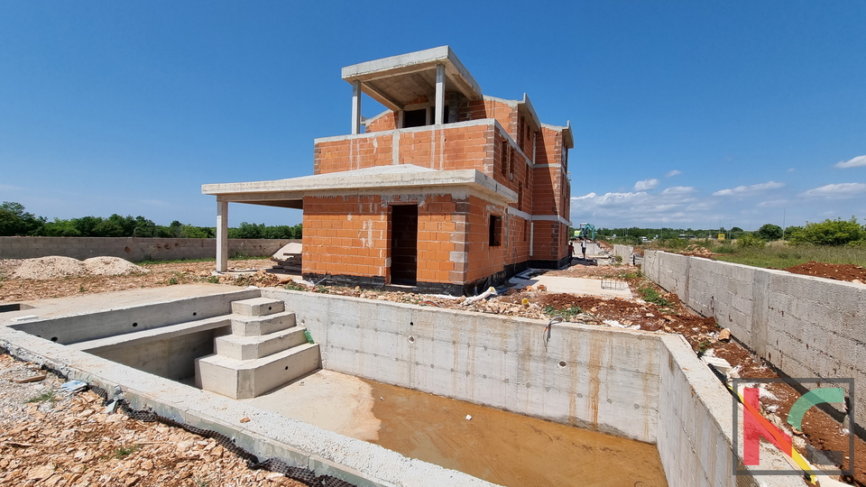 Istria, Vodnjan, Two villas under construction with swimming pools and sea views