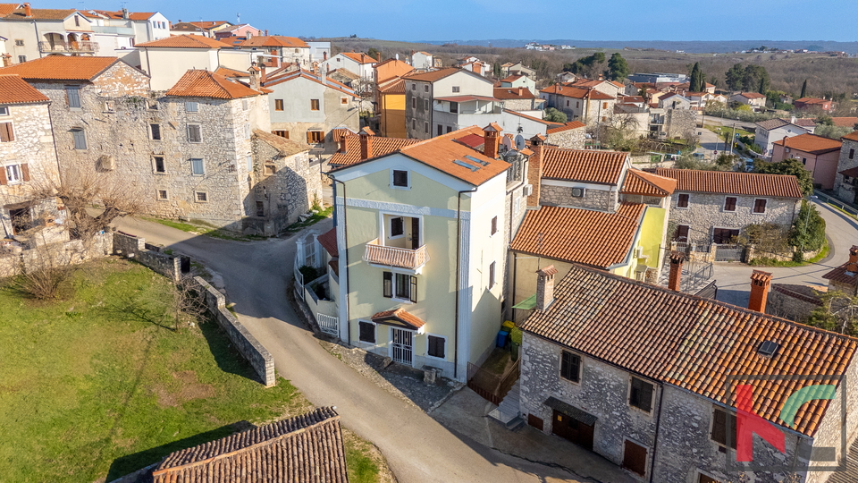 ISTRA&comma; BRTONIGLA&comma; KVALITETNO OBNOVLJENA KU&Cacute;A U SRCU ISTRE&comma; &num;PRODAJA