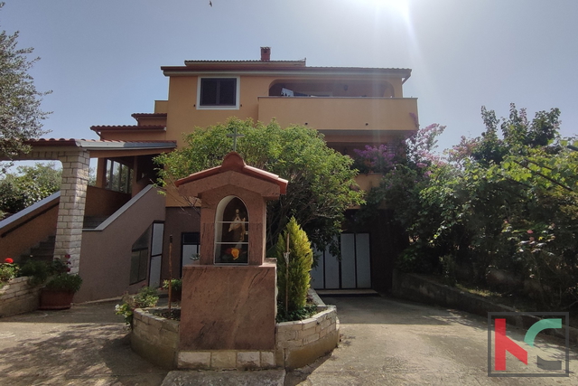 Istria, Pula, Šišan, family house on a plot of 3731 m2