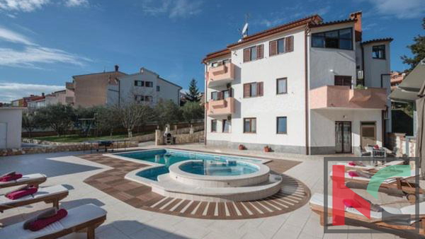 Istria, Pula, holiday apartment house with a swimming pool on a landscaped garden, 350m from the sea