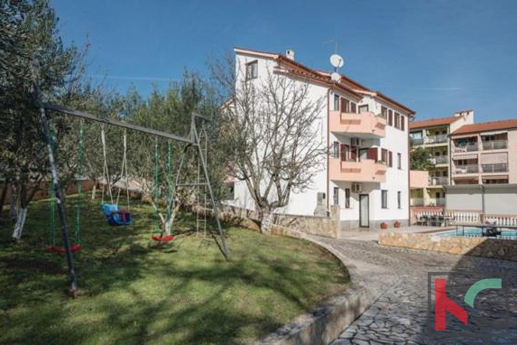 Istra, Pula, počitniška apartmajska hiša z bazenom na urejenem vrtu, 350 m od morja