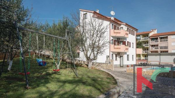 Istria, Pula, holiday apartment house with a swimming pool on a landscaped garden, 350m from the sea