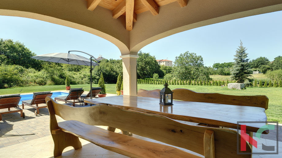 Rovinj, a combination of a modern and a rustic villa with a swimming pool on a 2500m2 garden