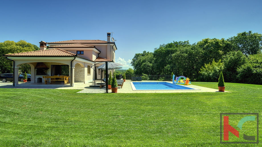 Rovigno, una combinazione di villa moderna e rustica con piscina su un giardino di 2500 m2