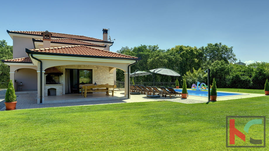 Rovinj, a combination of a modern and a rustic villa with a swimming pool on a 2500m2 garden