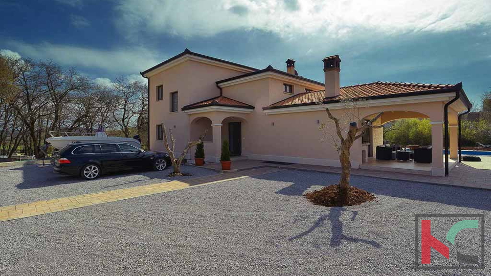 Rovigno, una combinazione di villa moderna e rustica con piscina su un giardino di 2500 m2