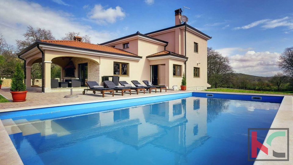 Rovinj, a combination of a modern and a rustic villa with a swimming pool on a 2500m2 garden