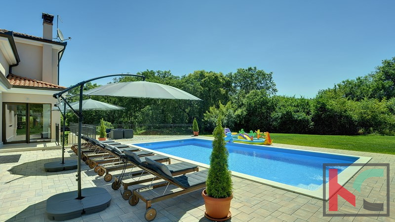 Rovinj, a combination of a modern and a rustic villa with a swimming pool on a 2500m2 garden