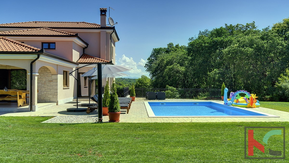 Rovigno, una combinazione di villa moderna e rustica con piscina su un giardino di 2500 m2