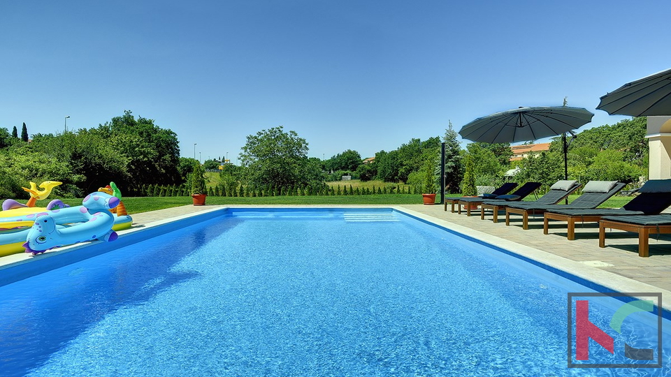 Rovinj, a combination of a modern and a rustic villa with a swimming pool on a 2500m2 garden