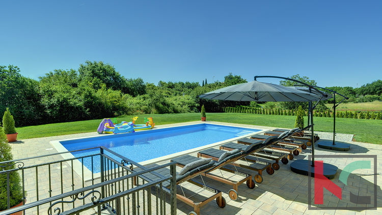 Rovinj, a combination of a modern and a rustic villa with a swimming pool on a 2500m2 garden