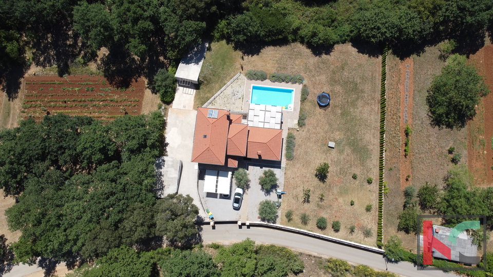 Rovinj, a combination of a modern and a rustic villa with a swimming pool on a 2500m2 garden