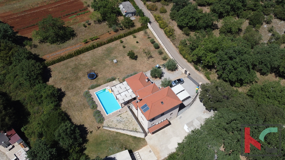 Rovinj, a combination of a modern and a rustic villa with a swimming pool on a 2500m2 garden