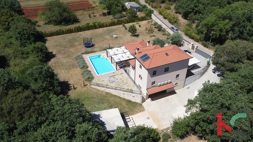 Rovinj, a combination of a modern and a rustic villa with a swimming pool on a 2500m2 garden