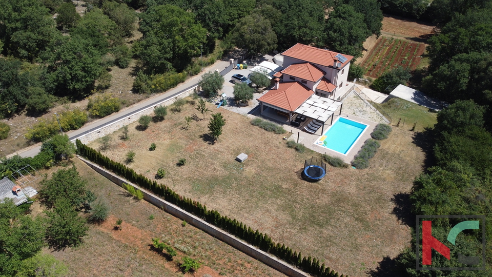 Rovinj, a combination of a modern and a rustic villa with a swimming pool on a 2500m2 garden