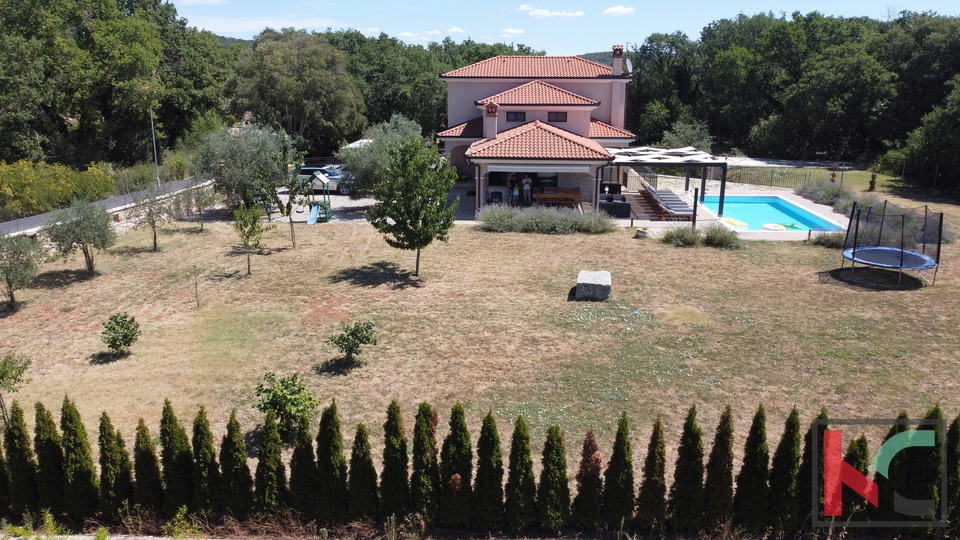 Rovinj, a combination of a modern and a rustic villa with a swimming pool on a 2500m2 garden