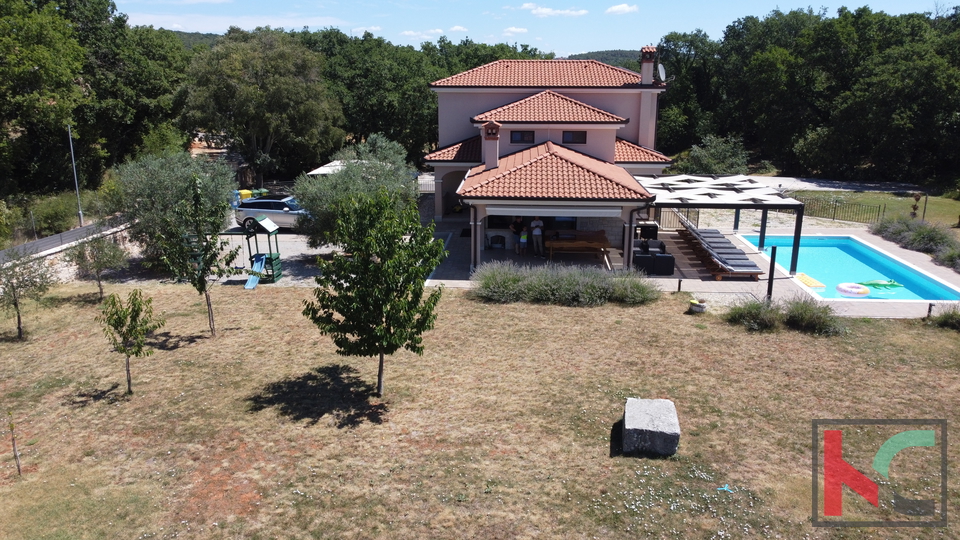 Rovinj, a combination of a modern and a rustic villa with a swimming pool on a 2500m2 garden