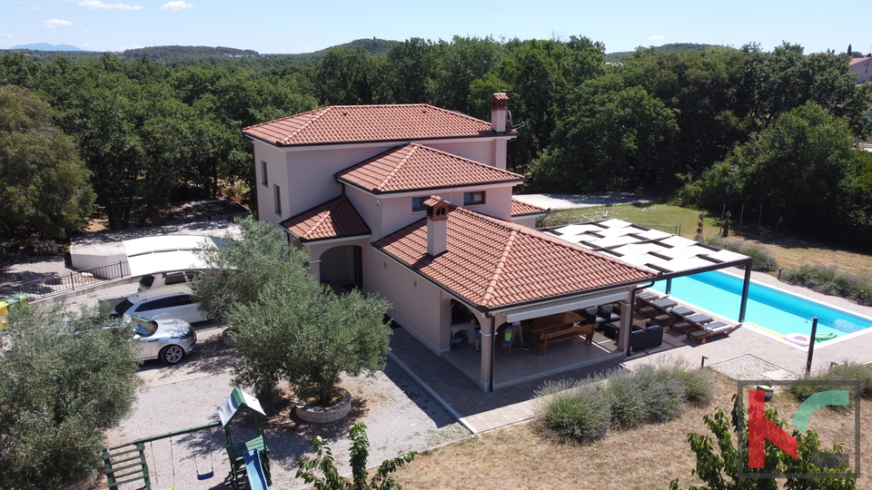 Rovinj, eine Kombination aus einer modernen und einer rustikalen Villa mit Swimmingpool auf einem 2500 m² großen Garten