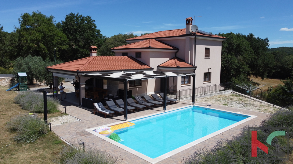 Rovinj, a combination of a modern and a rustic villa with a swimming pool on a 2500m2 garden