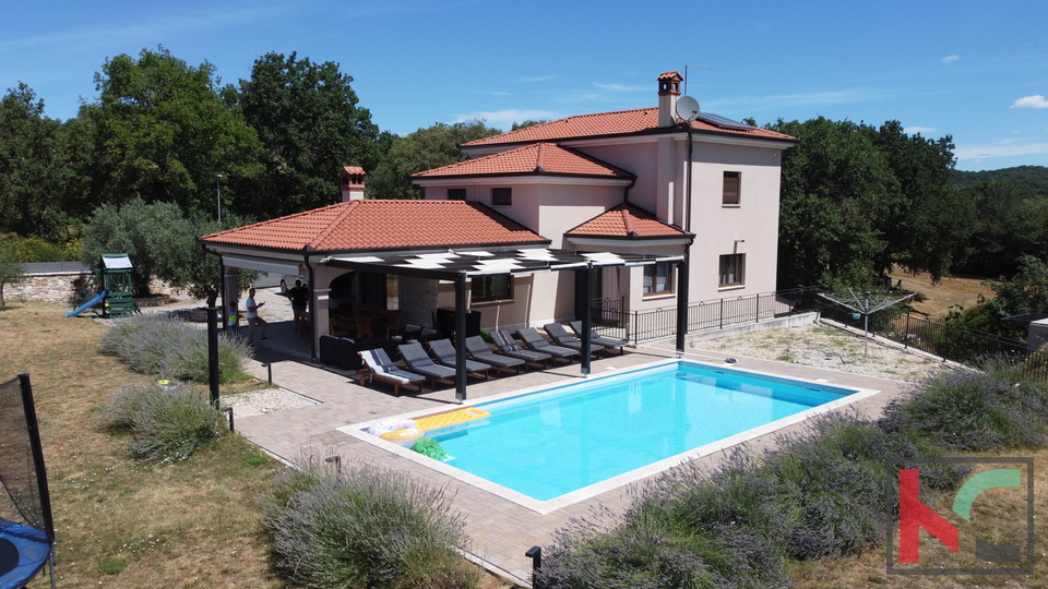 Rovinj, a combination of a modern and a rustic villa with a swimming pool on a 2500m2 garden