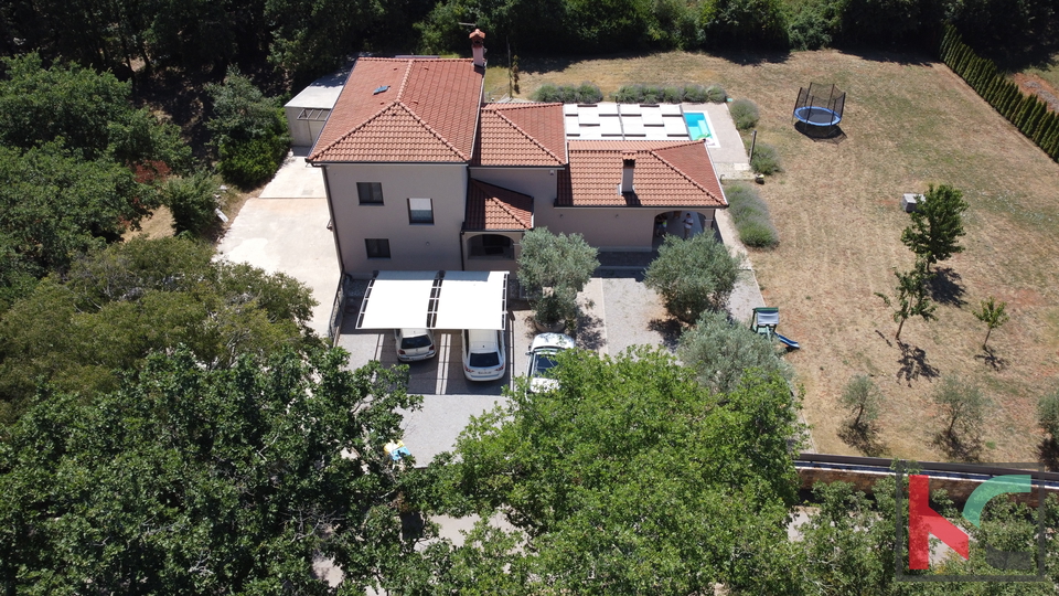 Rovinj, a combination of a modern and a rustic villa with a swimming pool on a 2500m2 garden