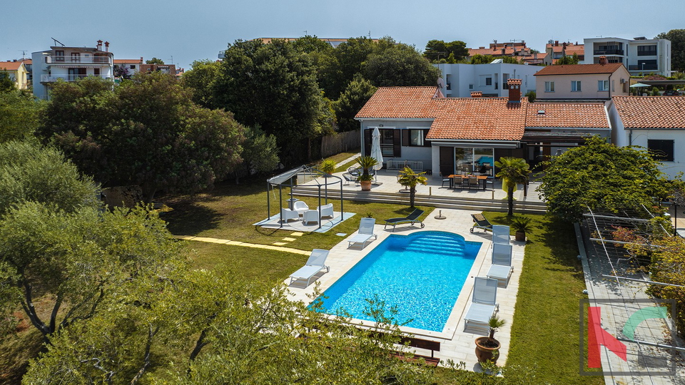 Istria, Pula, Pješčana Uvala, house with swimming pool in an exclusive location, next to the sea and the beach