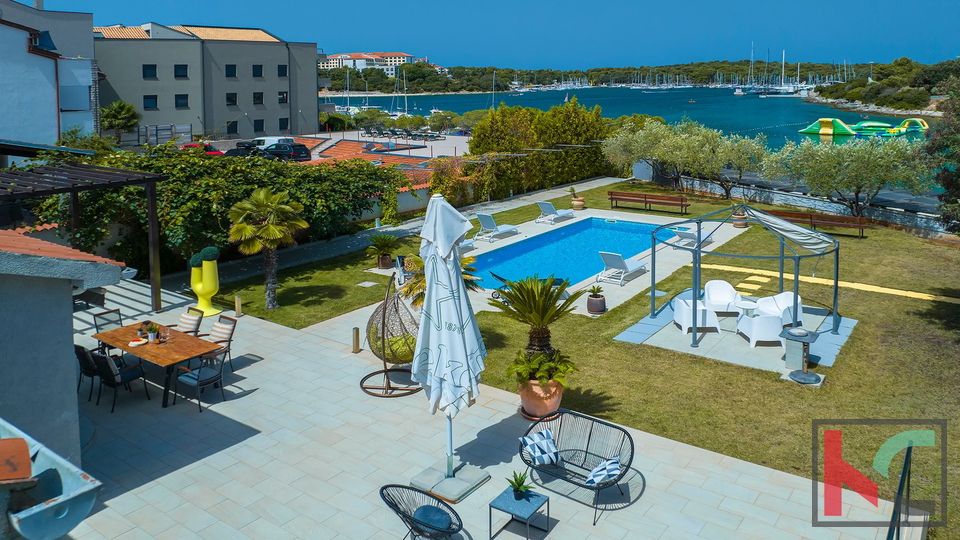 Istria, Pula, Pješčana Uvala, house with swimming pool in an exclusive location, next to the sea and the beach