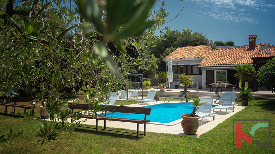 Istria, Pula, Pješčana Uvala, house with swimming pool in an exclusive location, next to the sea and the beach