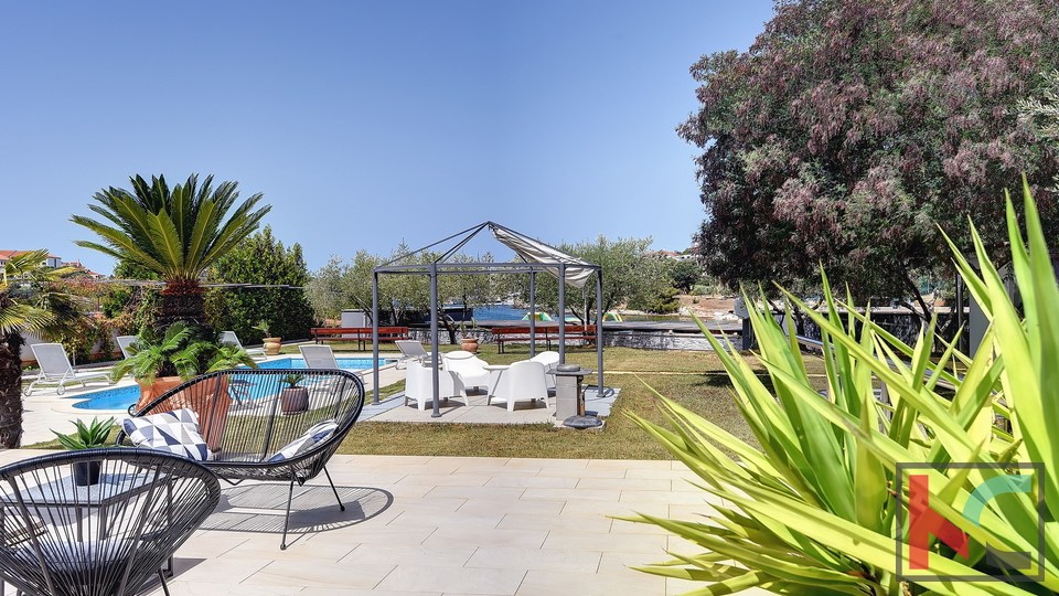 Istria, Pula, Pješčana Uvala, house with swimming pool in an exclusive location, next to the sea and the beach