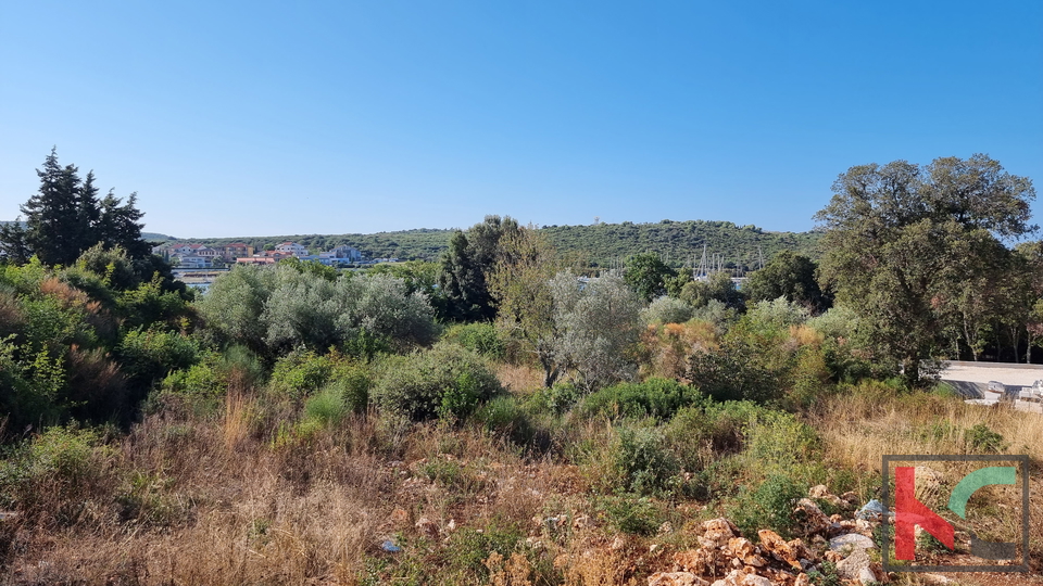 Istria, Banjole, building plot 2020m2, 50m from the sea