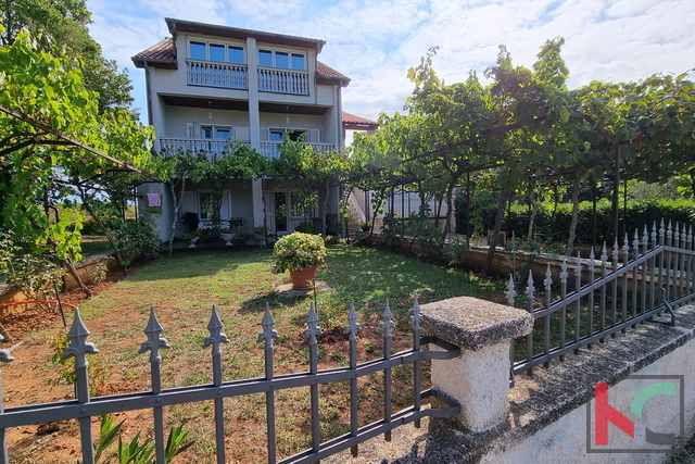 Fažana, Valbandon family house 350m2 in a quiet location