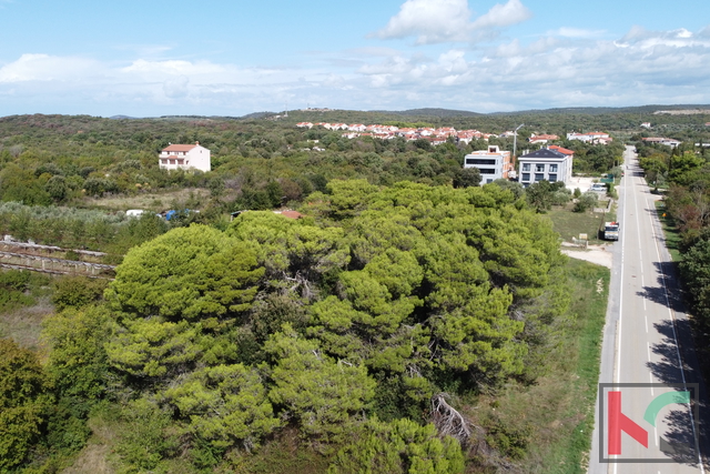 Istria, Rovigno, Veštar terreno agricolo 3187m2 con un edificio di 28m2