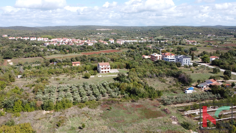 Istria, Rovigno, Veštar terreno agricolo 3187m2 con un edificio di 28m2