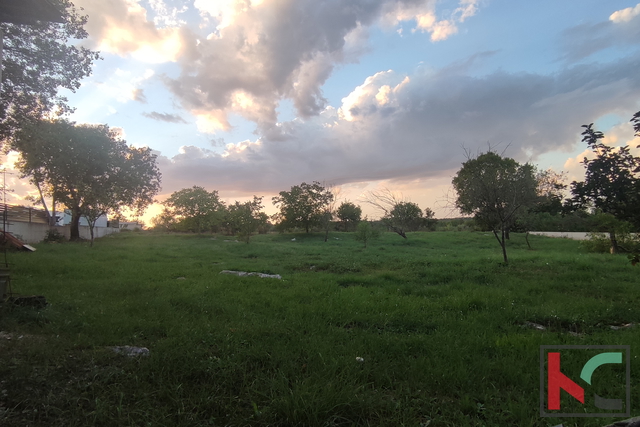 Istria, Mali Vareški, terreno edificabile 1527 m2 vicino a Duga Uvala, #vendita