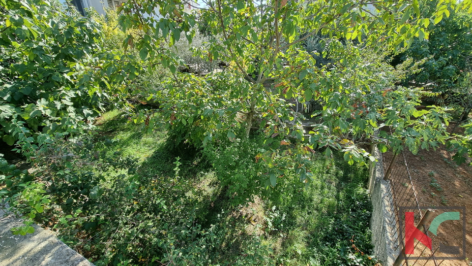 Pula&comma; Vidikovac&comma; prostorno stanovanje 110m2 s 3 terasami in 196m2 vrta