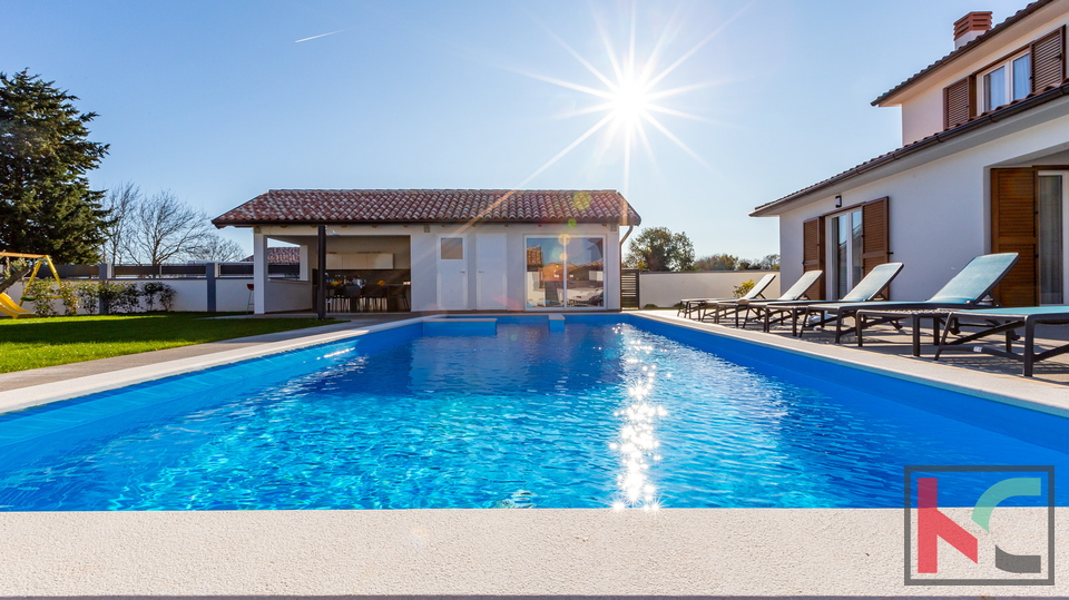 Bella villa nelle vicinanze di Lisignano, con piscina privata, casa giardino e cortile con diversi posti auto coperti #vendita