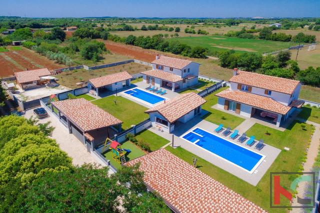 Schöne Villa in der Nähe von Ližnjan, mit eigenem Swimmingpool, Gartenhaus und Hof mit mehreren überdachten Parkplätzen #verkaufen