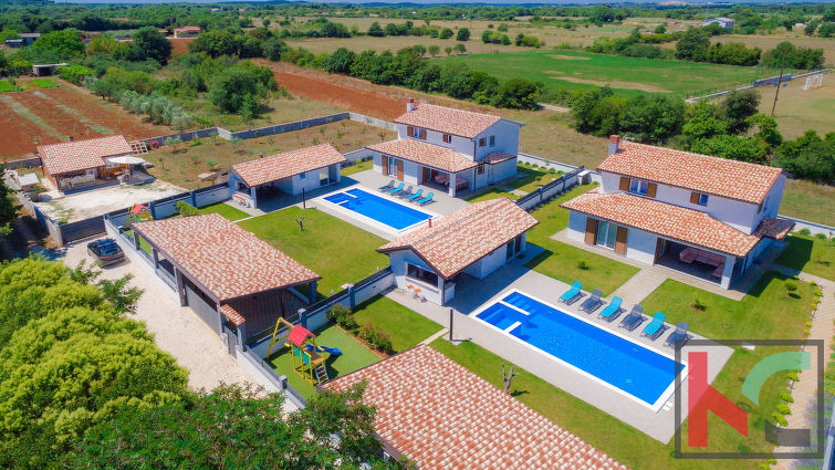 Bella villa nelle vicinanze di Lisignano, con piscina privata, casa giardino e cortile con diversi posti auto coperti #vendita