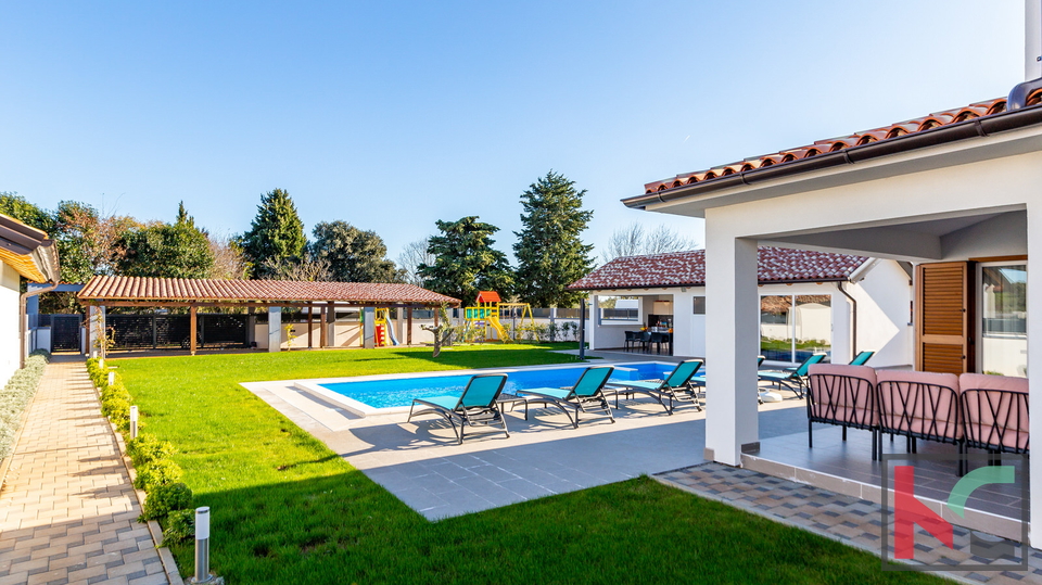 Bella villa nelle vicinanze di Lisignano, con piscina privata, casa giardino e cortile con diversi posti auto coperti #vendita