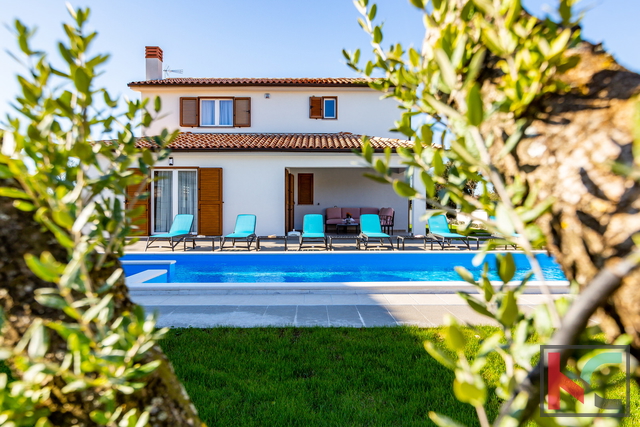 Bella villa nelle vicinanze di Lisignano, con piscina privata, casa giardino e cortile con diversi posti auto coperti #vendita