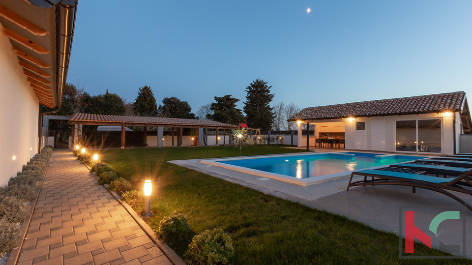 Beautiful Villa in the vicinity of Ližnjan, with its own swimming pool, garden house and yard with several covered parking spaces #sale