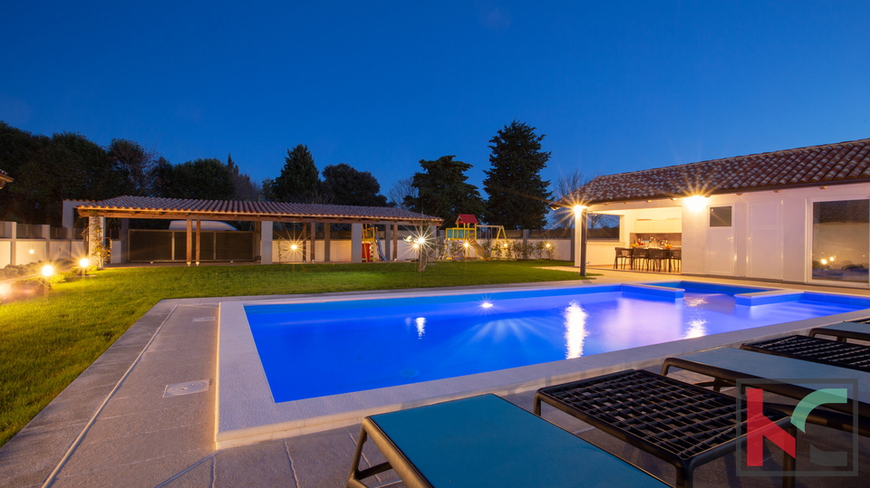 Bellissime ville nelle vicinanze di Lisignano, con piscina privata, casa giardino e cortile con diversi posti auto coperti #in vendita