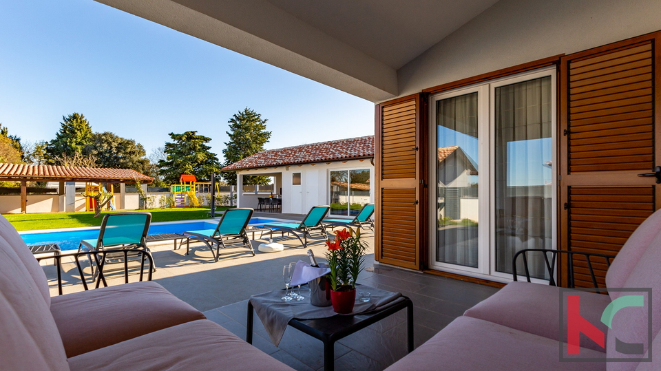 Bellissime ville nelle vicinanze di Lisignano, con piscina privata, casa giardino e cortile con diversi posti auto coperti #in vendita