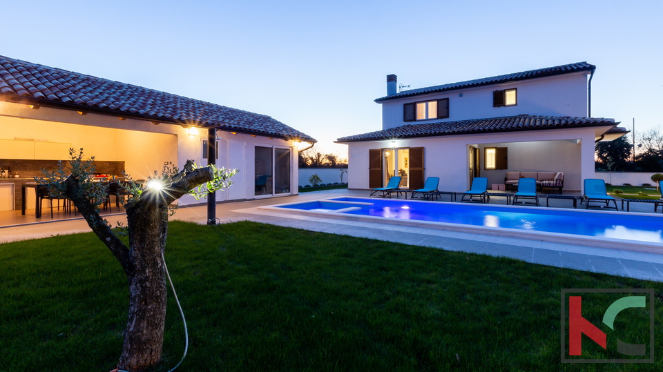 Bellissime ville nelle vicinanze di Lisignano, con piscina privata, casa giardino e cortile con diversi posti auto coperti #in vendita