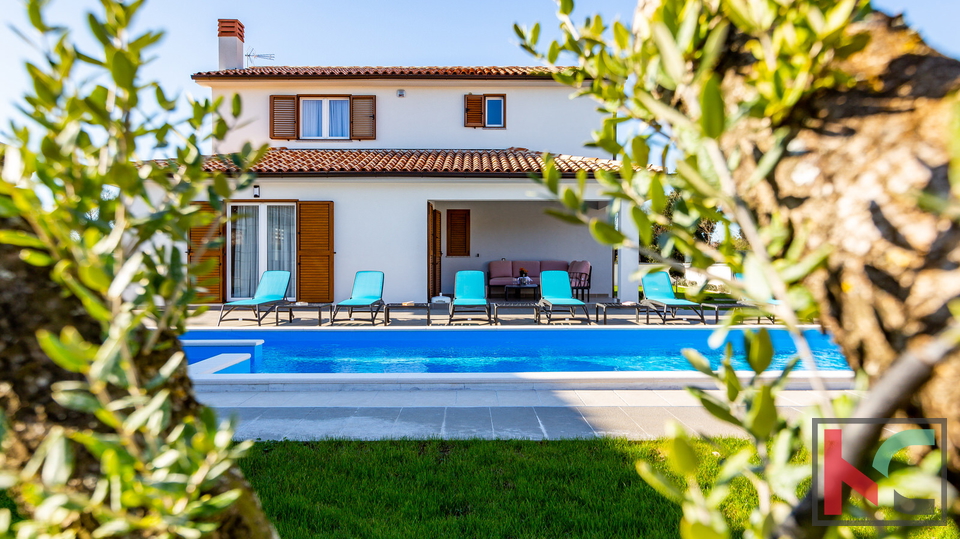 Bellissime ville nelle vicinanze di Lisignano, con piscina privata, casa giardino e cortile con diversi posti auto coperti #in vendita