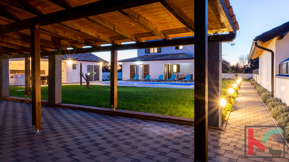 Bellissime ville nelle vicinanze di Lisignano, con piscina privata, casa giardino e cortile con diversi posti auto coperti #in vendita